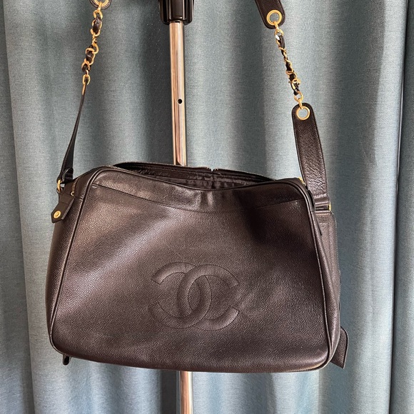 Chanel black leather bag with gold chain handle.There is a small cut on lock tag - Picture 2 of 14